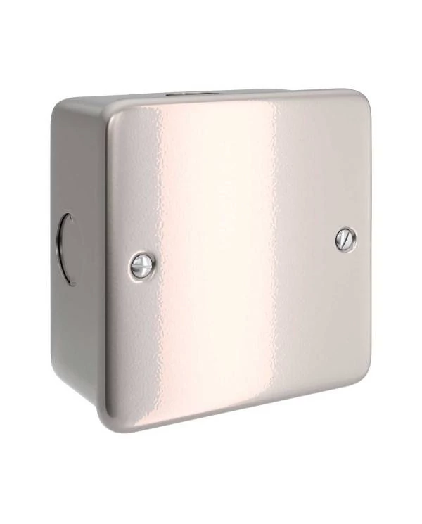 Caja de conexiones de metal con cuatro salidas