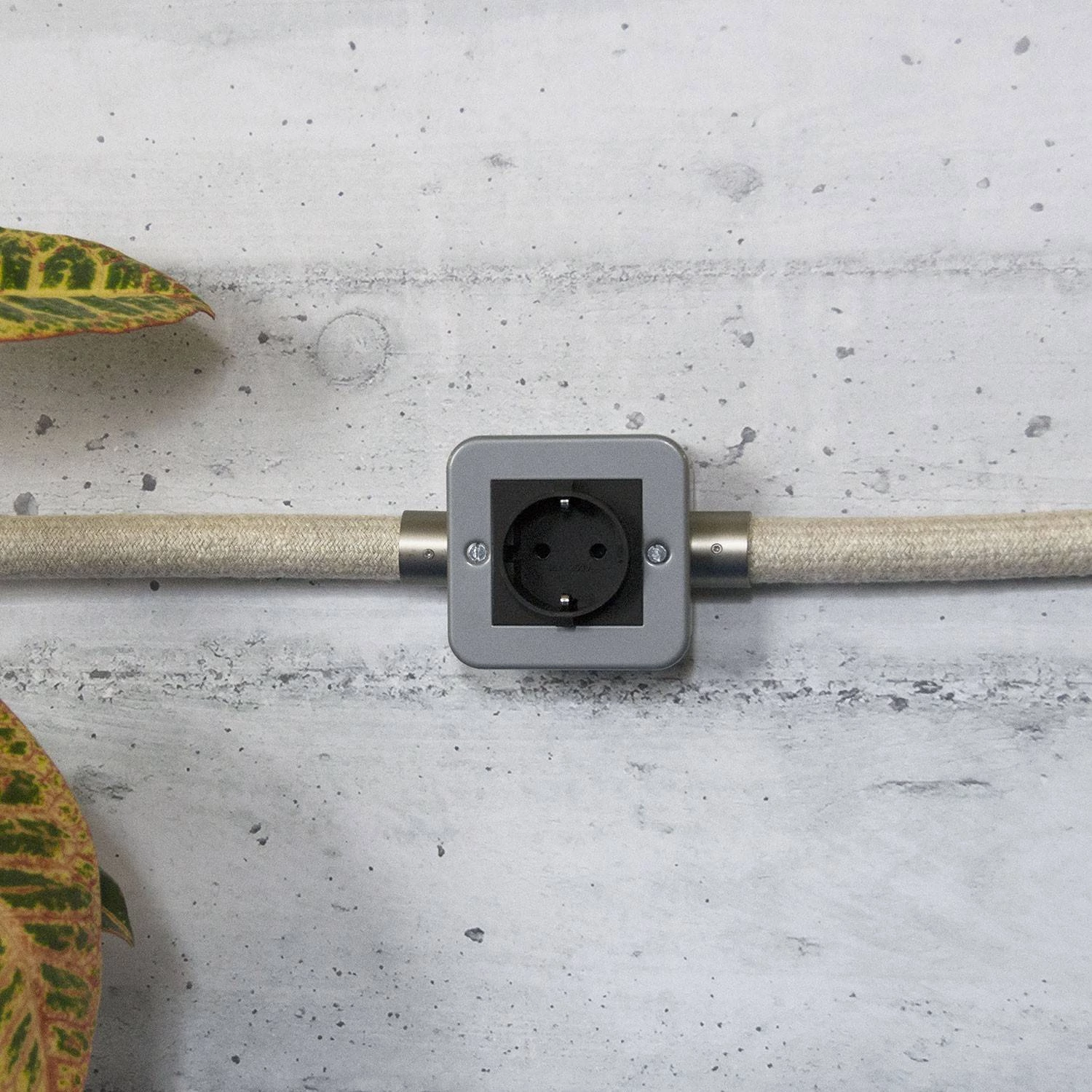 Caja de pared con enchufe de metal Schuko