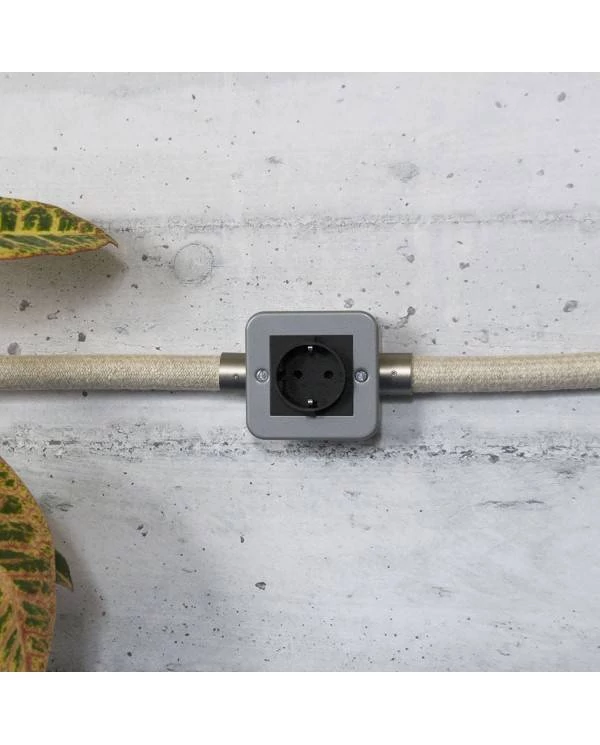 Caja de pared con enchufe de metal Schuko