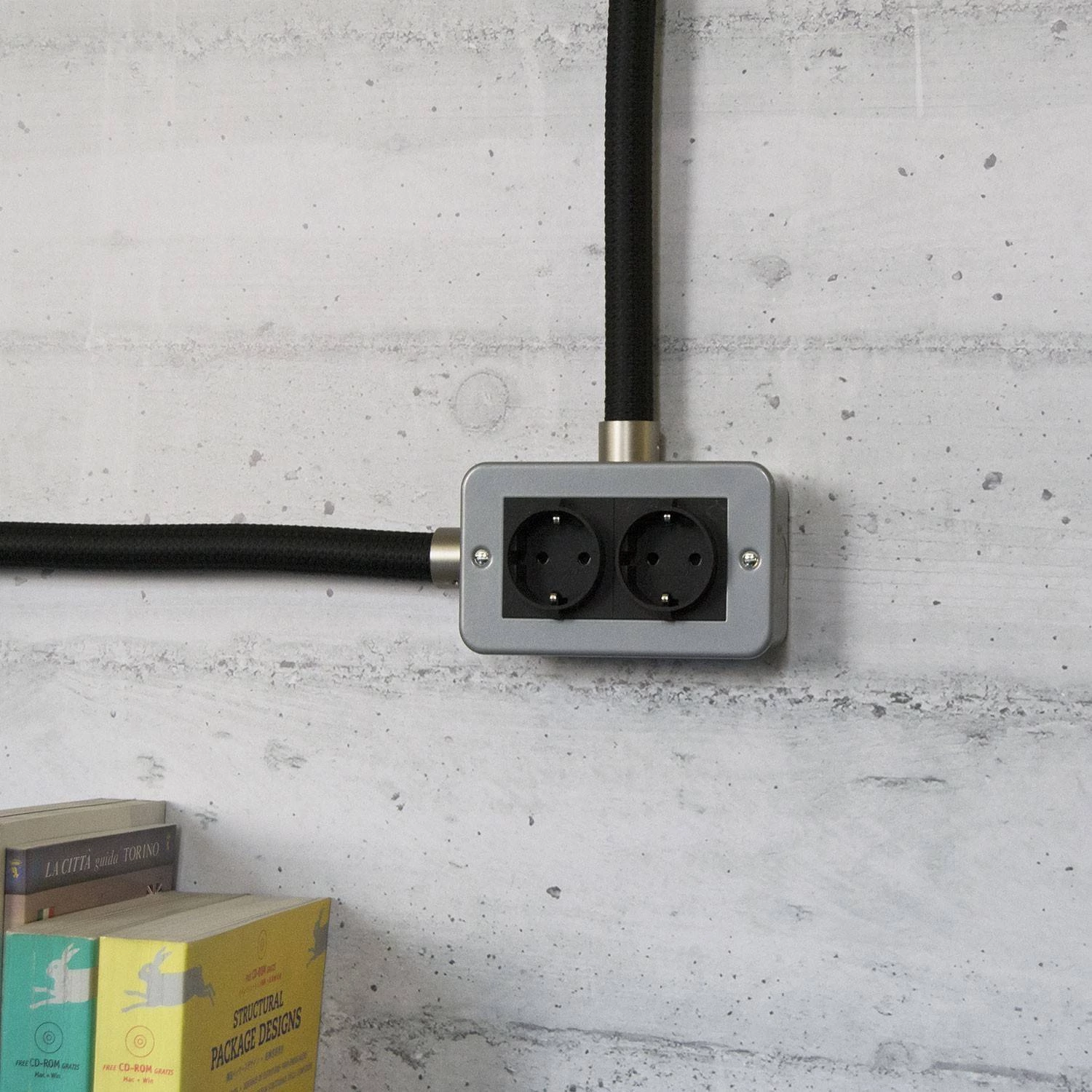 Caja de pared con doble enchufe de metal Schuko