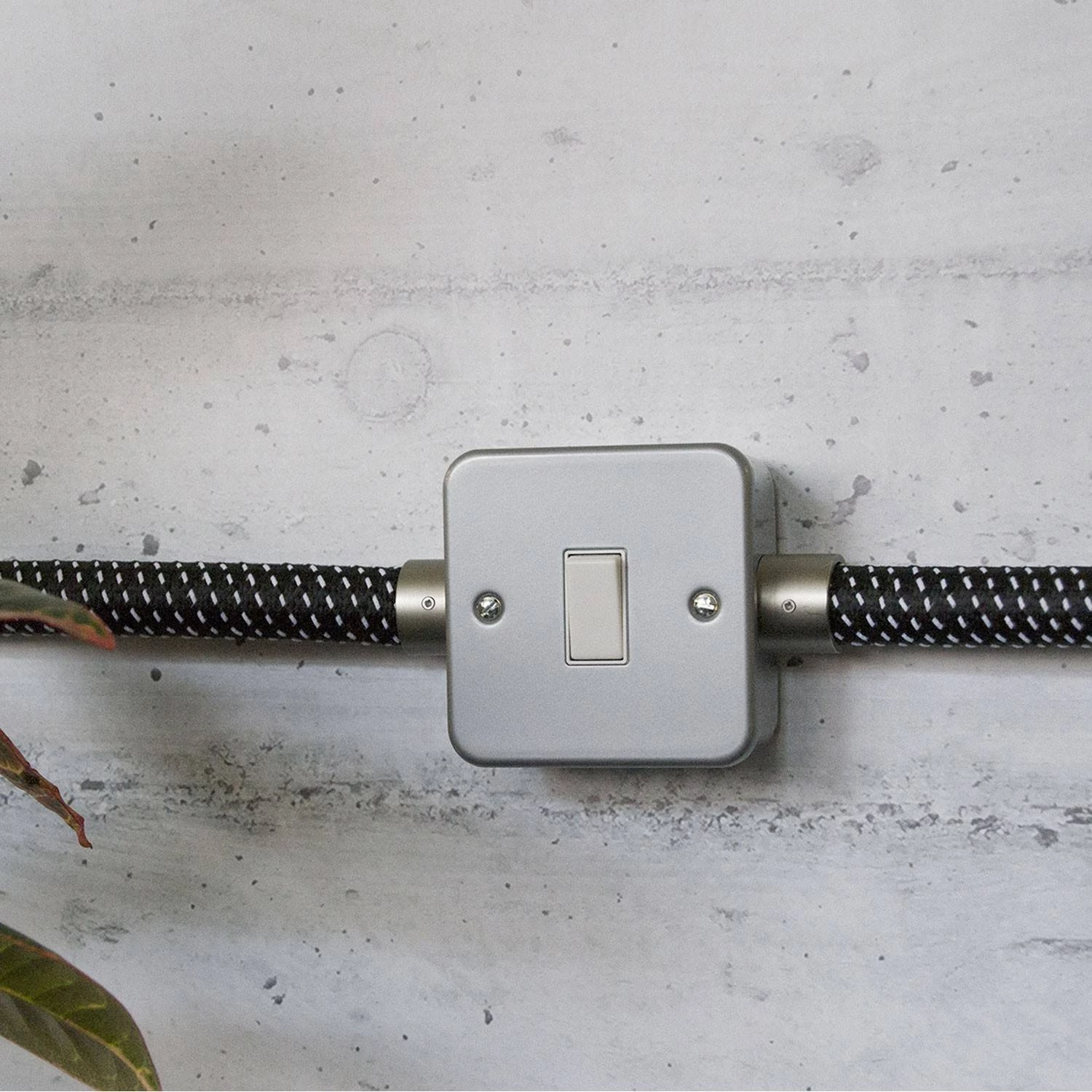 Caja metálica de pared con interruptor
