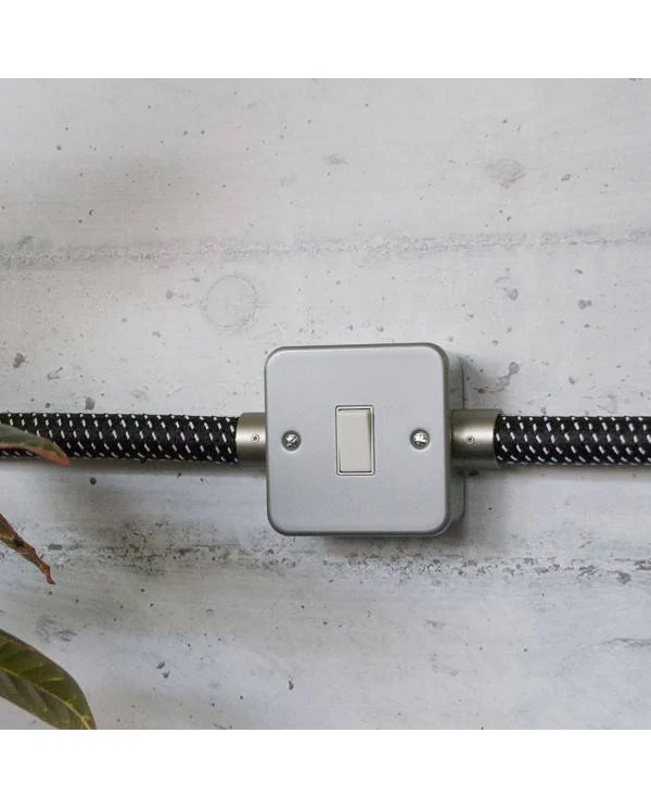 Caja metálica de pared con interruptor