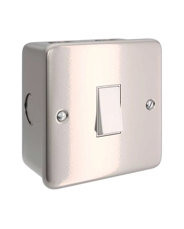 Caja metálica de pared con interruptor