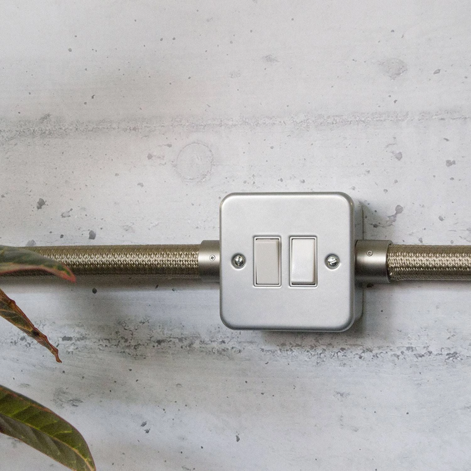 Caja metálica de pared con doble interruptor