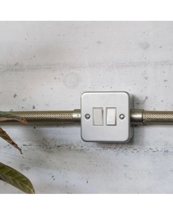 Caja metálica de pared con doble interruptor
