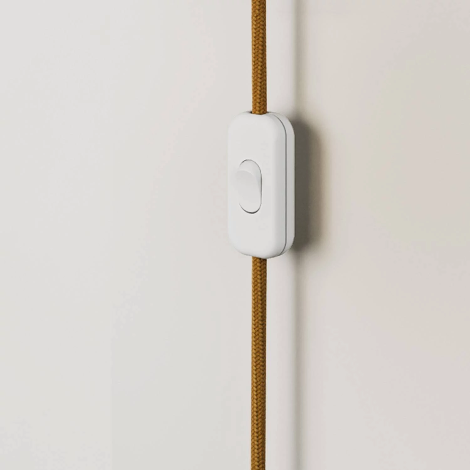 Aplique de pared de metal con enchufe