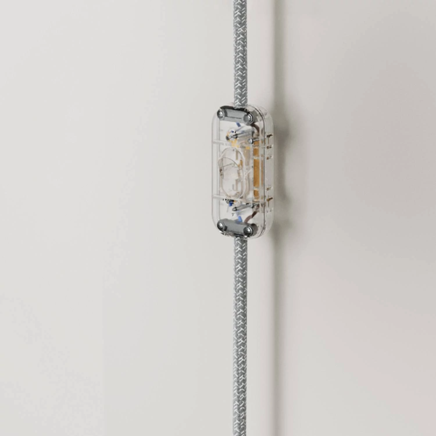 Aplique de pared de metal con enchufe