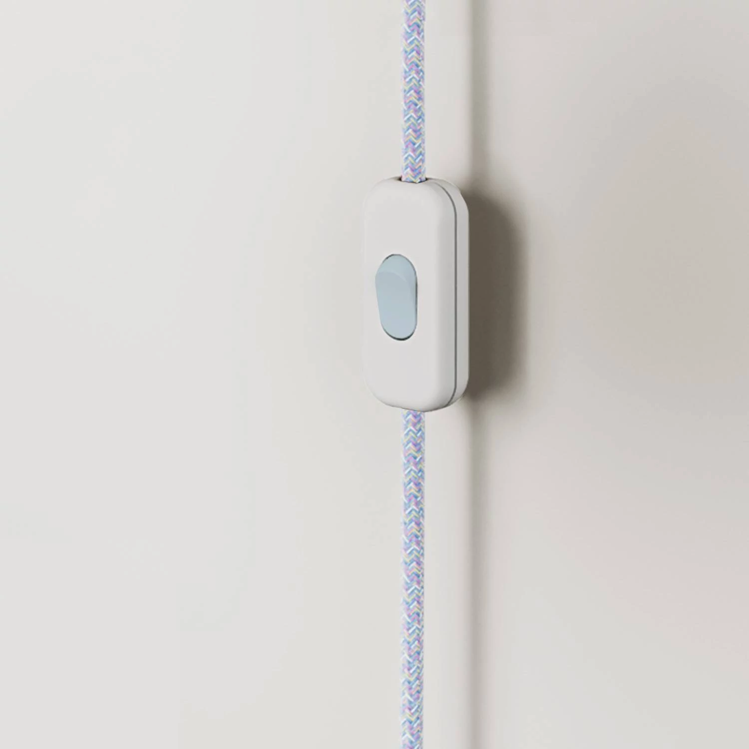 Aplique de pared de metal con enchufe