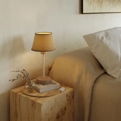 Lámpara de mesa de madera con pantalla de tela