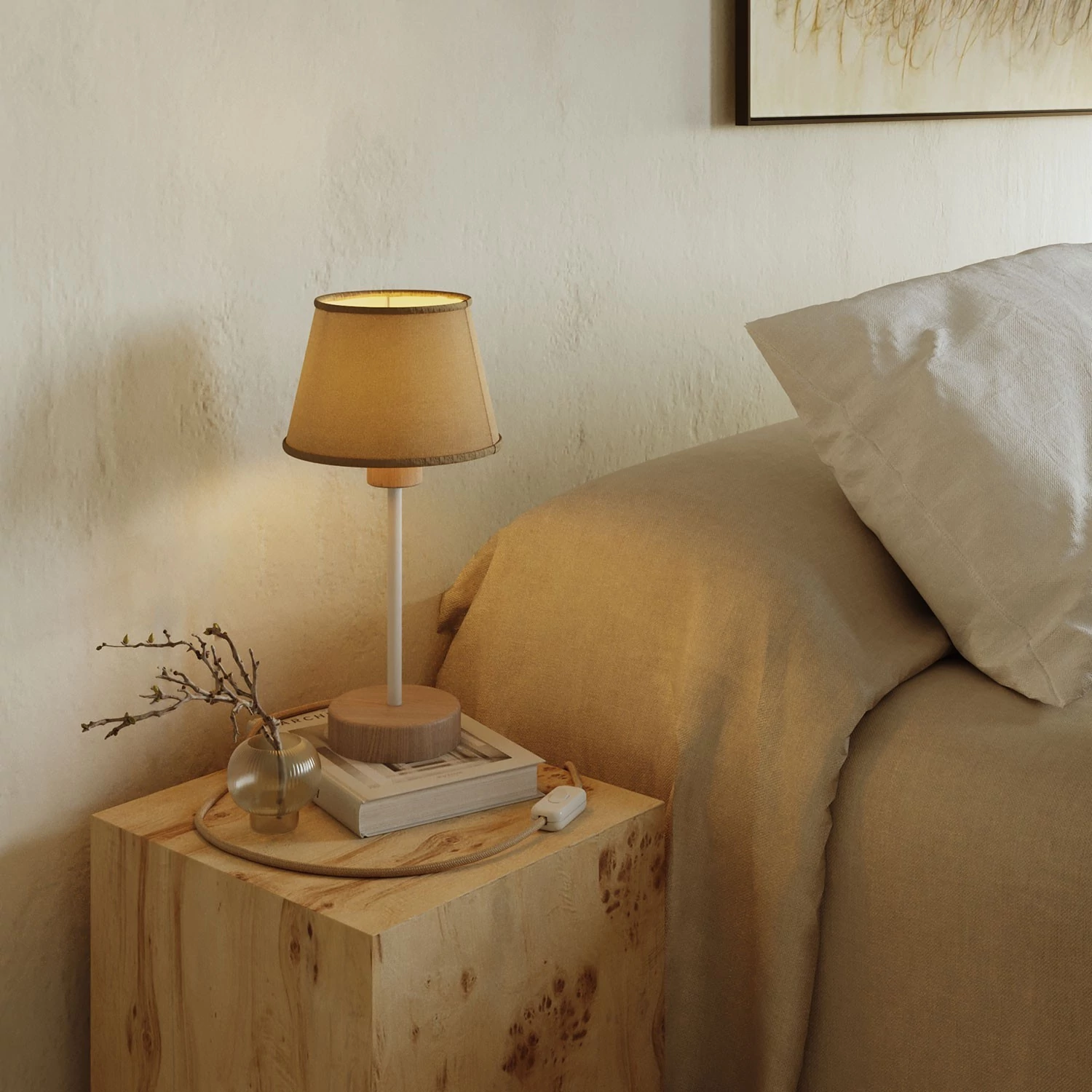 Lámpara de mesa de madera con pantalla de tela