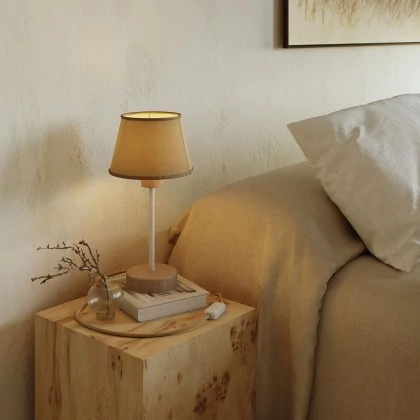 Lámpara de mesa de madera con posibilidad de añadir pantalla