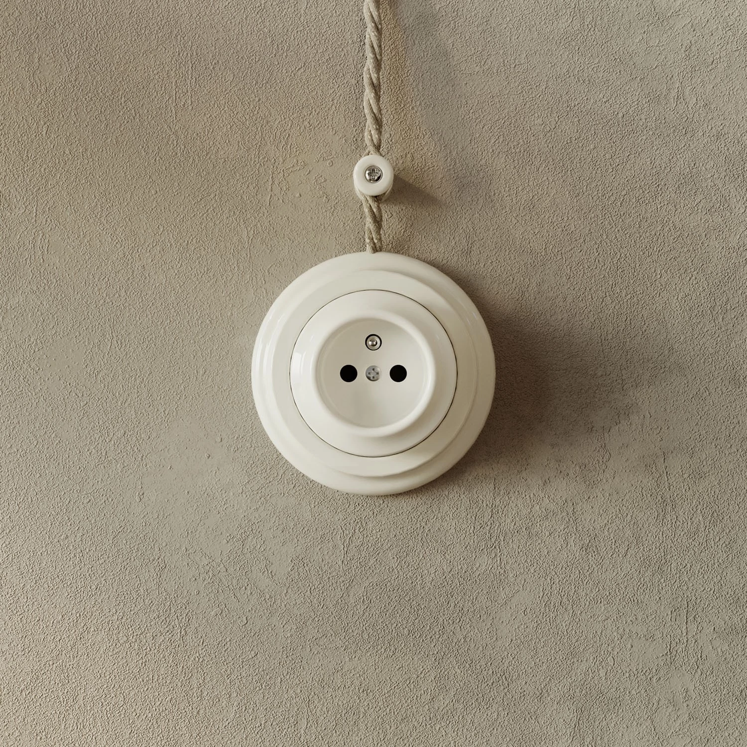 Enchufe francés de porcelana con base