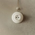 Enchufe francés de porcelana con base
