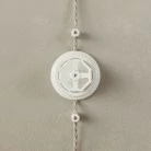 Interruptor de porcelana blanca con pomo y base.