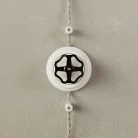 Interruptor de porcelana blanca con pomo y base.