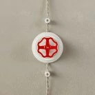 Interruptor de porcelana blanca con pomo y base.