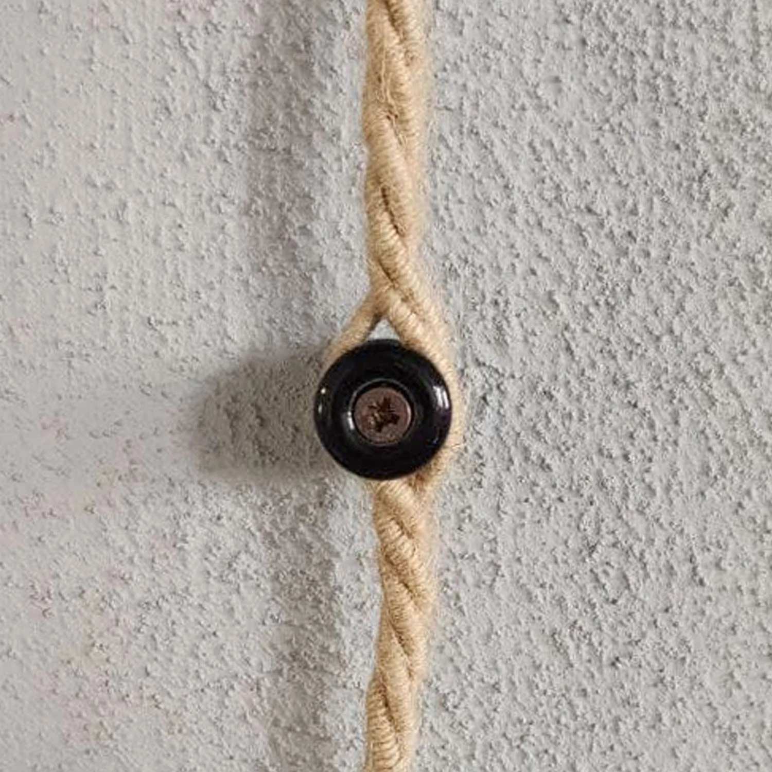 Aislador de porcelana para la fijación de cables trenzados