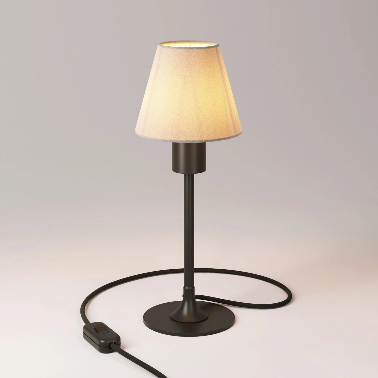 Lámpara de mesa de metal con pantalla