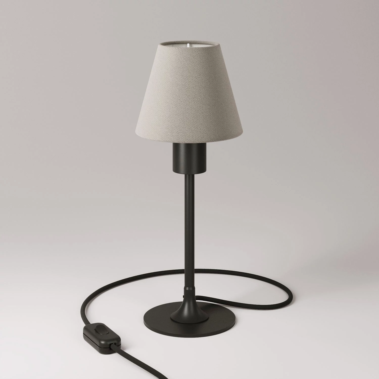 Lámpara de mesa de metal con pantalla