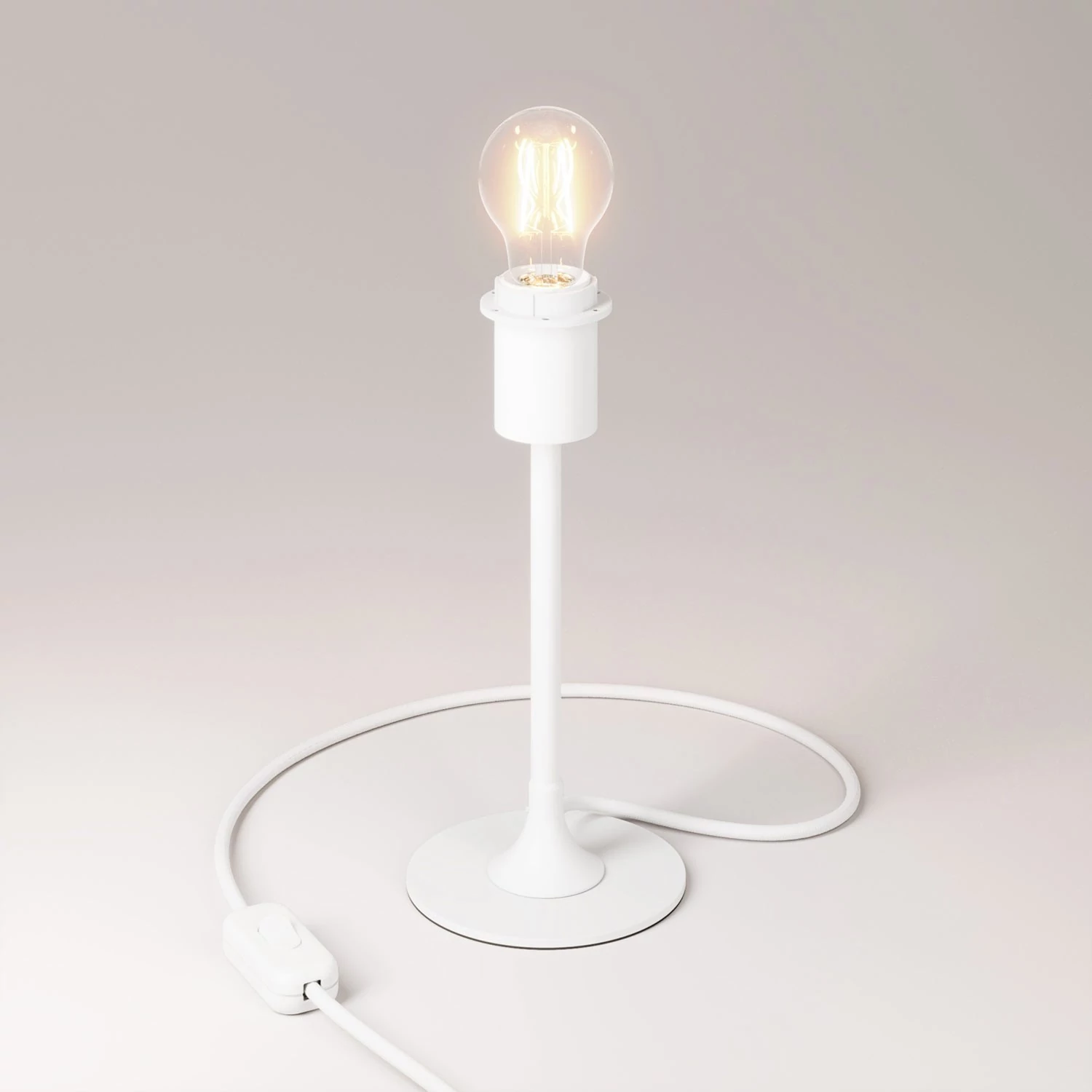 Lámpara de mesa de metal para pantalla.