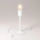 Lámpara de mesa de metal para pantalla.