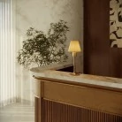 Lámpara de mesa de metal para pantalla.