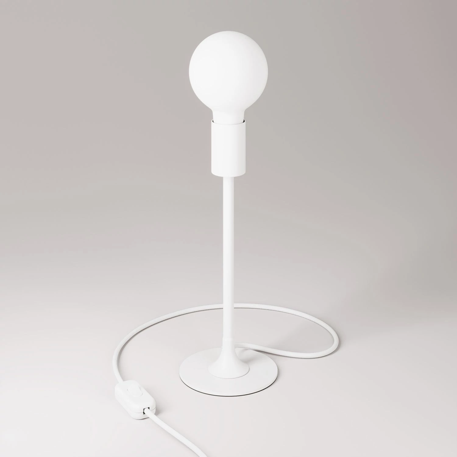 Lámpara de mesa de metal con bombilla vista