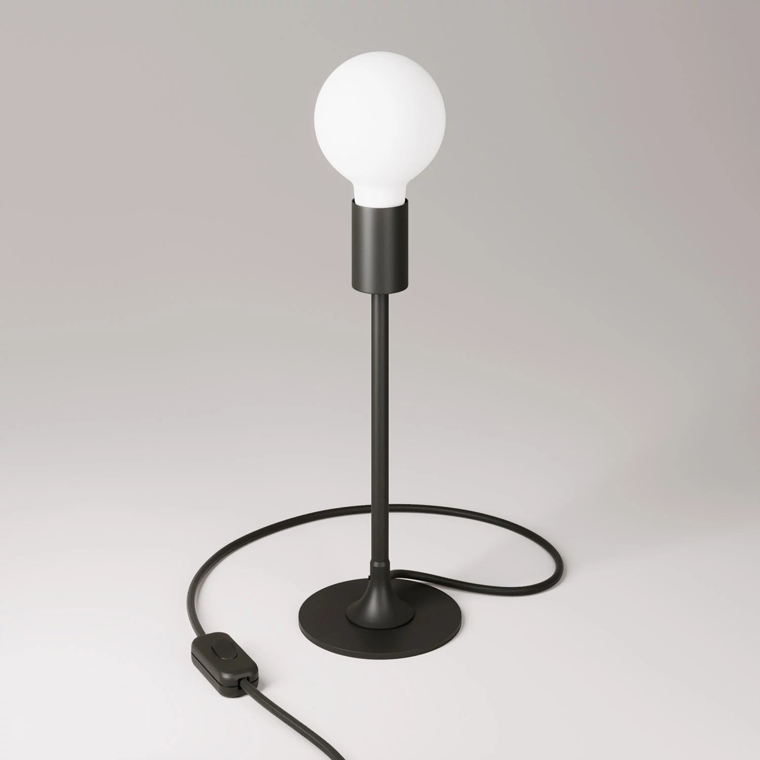 Lámpara de mesa de metal con bombilla vista