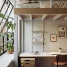 Lámpara de escritorio con extensión orientable y foco.