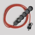 Multienchufe alemana con cable de tejido rojo brillante