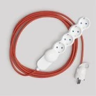 Multienchufe alemana con cable de tejido rojo brillante