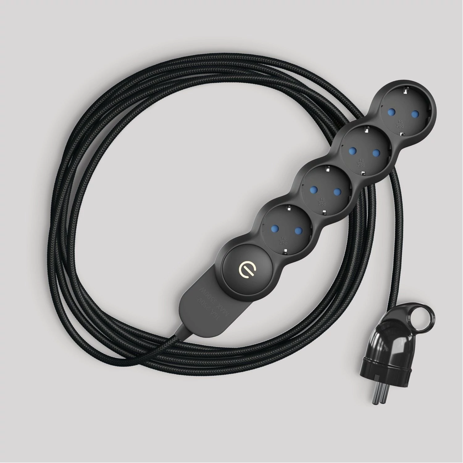 Multienchufe alemana con cable de tejido negro brillante