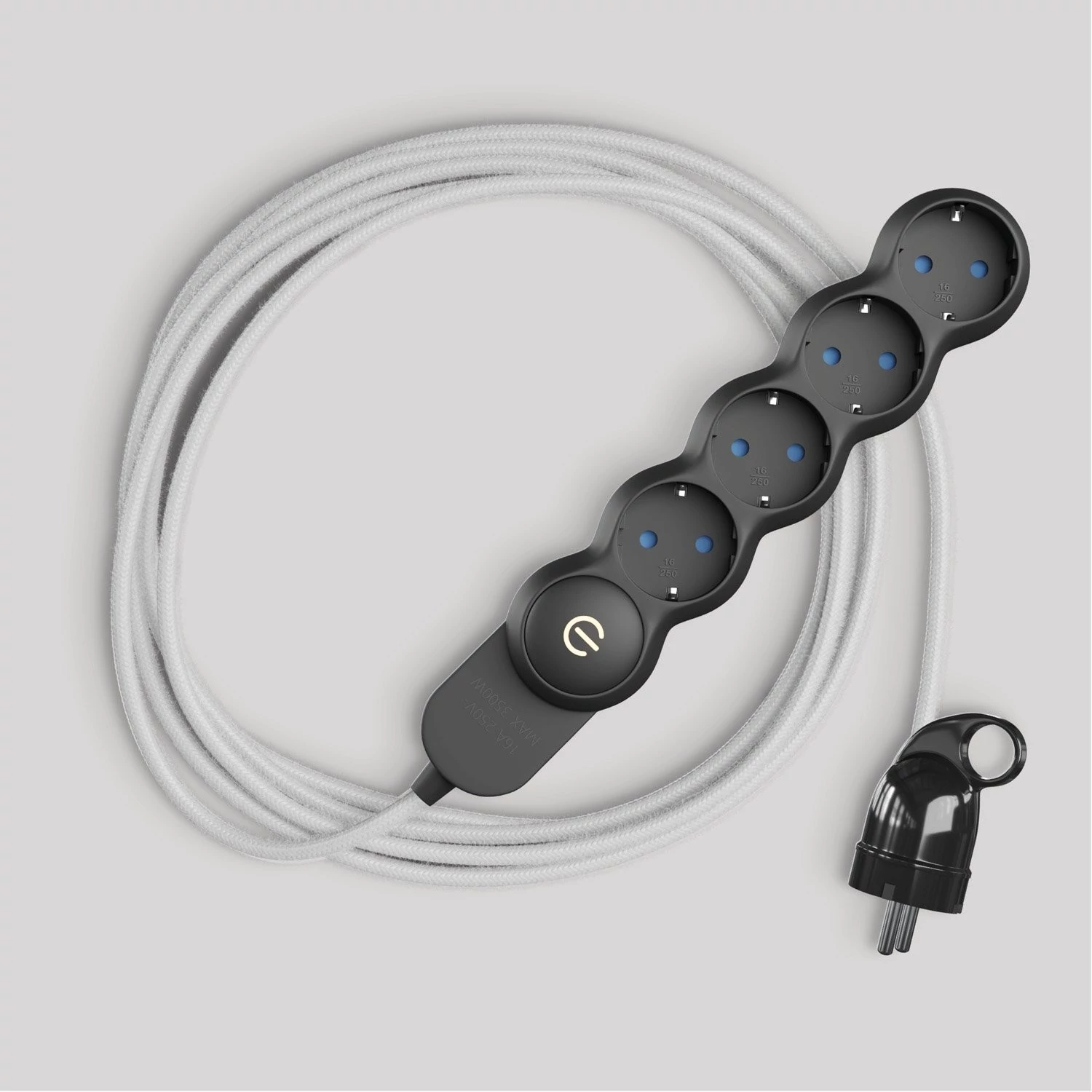 Multienchufe alemana con cable de tejido blanco brillante