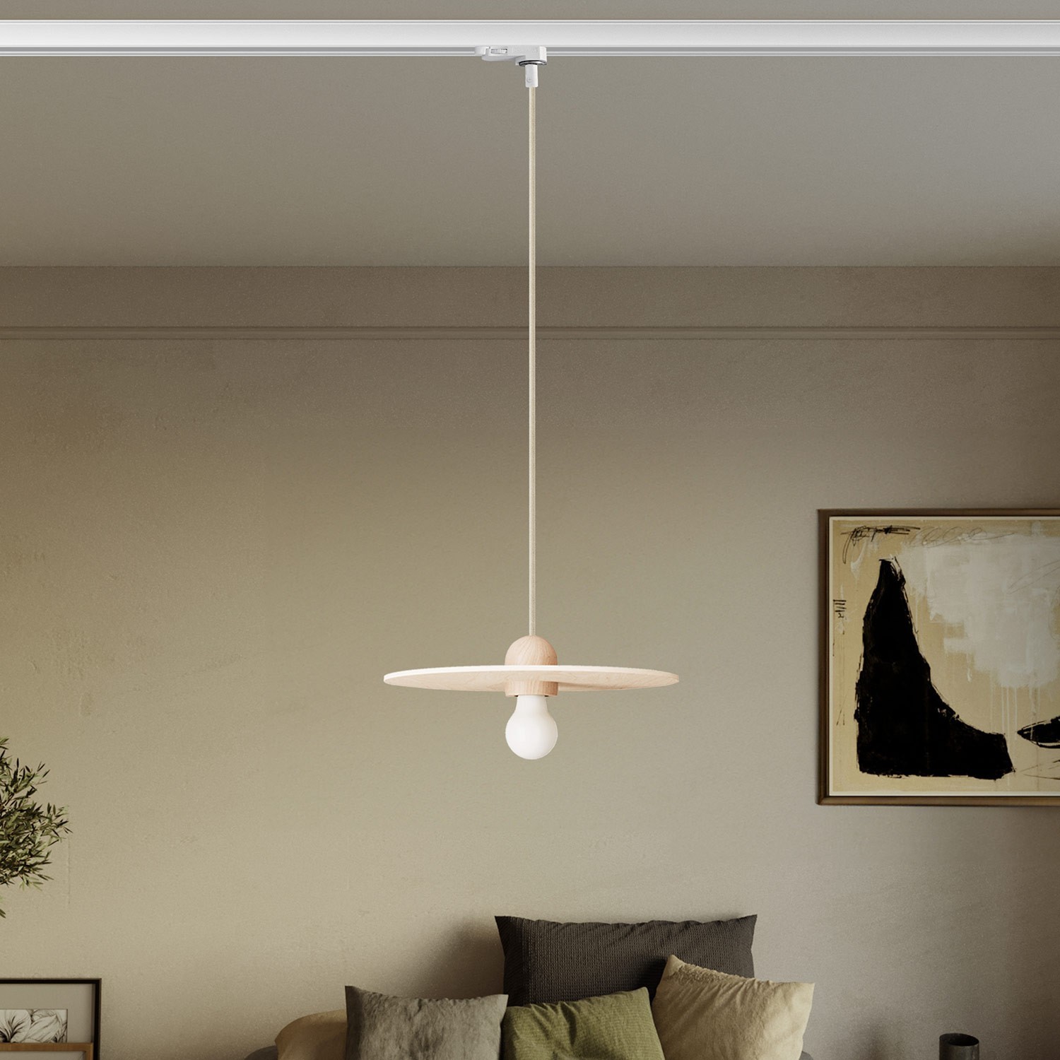 Lámpara sobre carril de madera con cable textil y pantalla