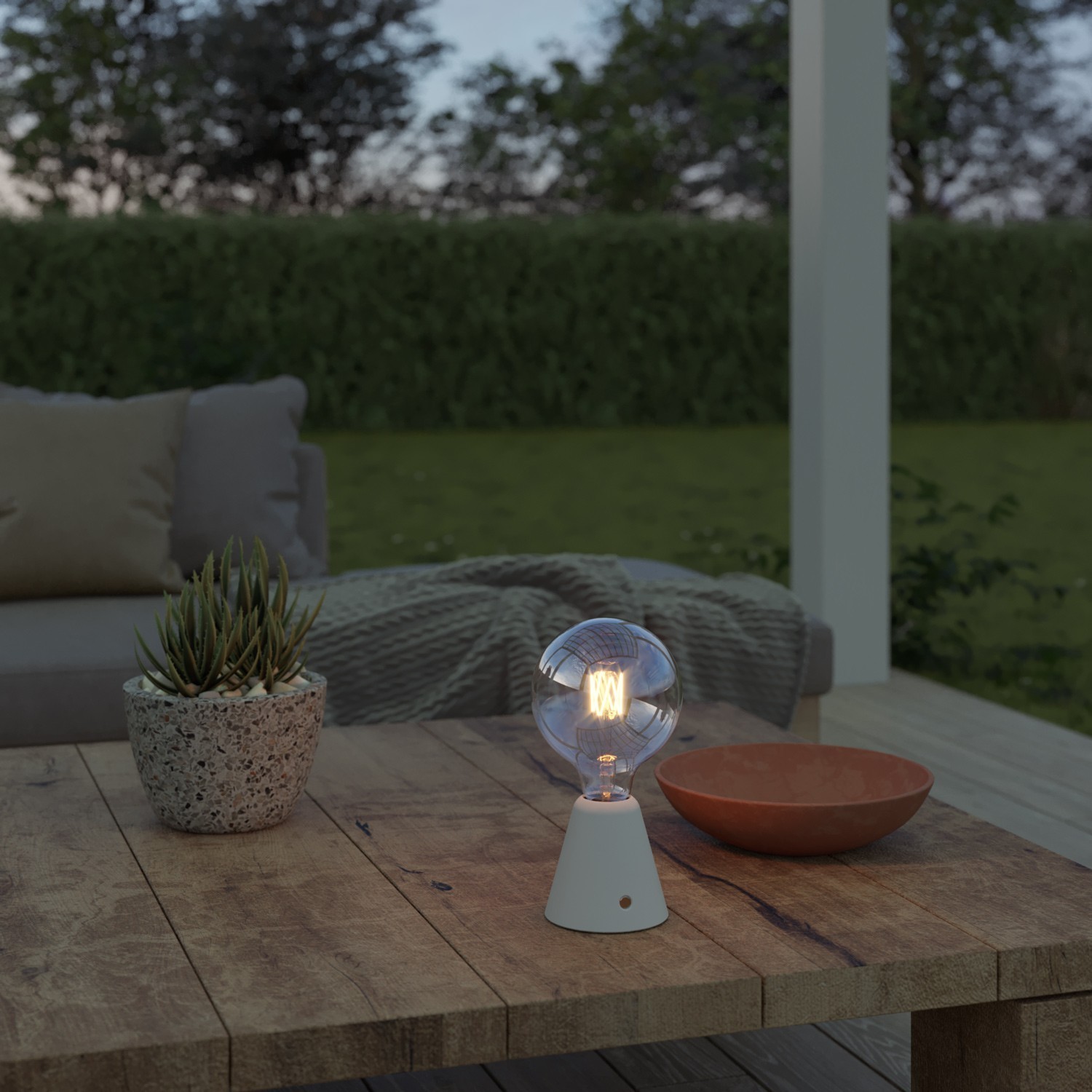 Lámpara portátil LED recargable con bombilla esférica