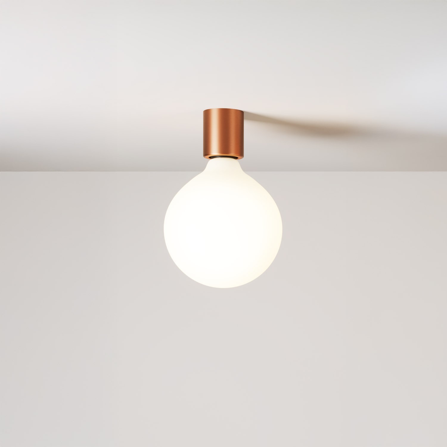 Aplique de metal con bombilla globo efecto porcelana