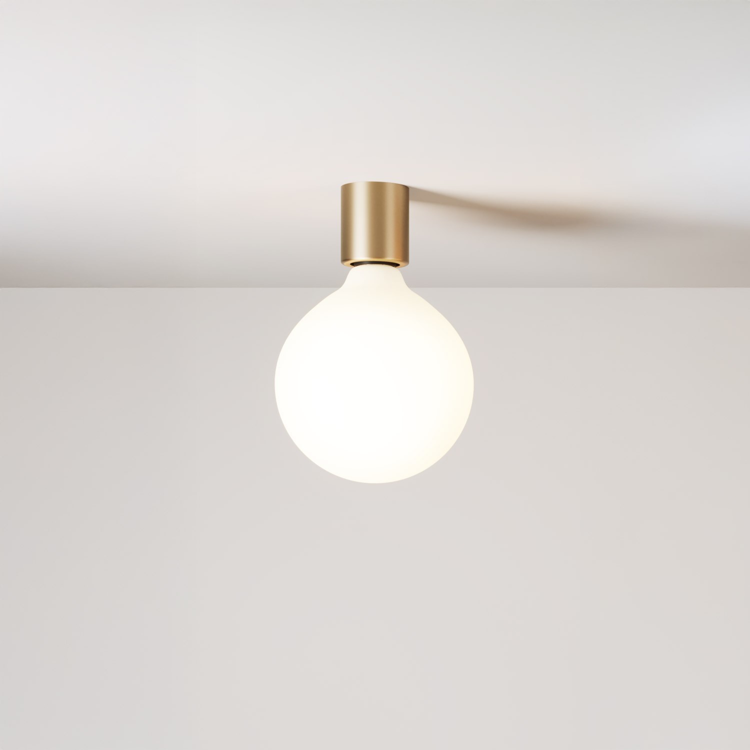 Aplique de metal con bombilla globo efecto porcelana