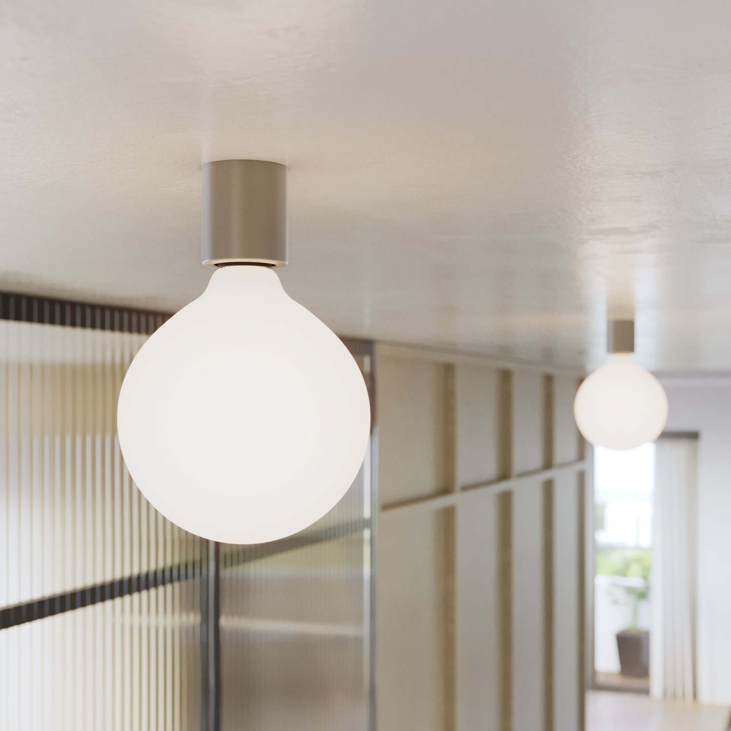 Aplique de metal con bombilla globo efecto porcelana