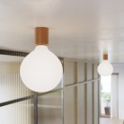 Aplique de metal con bombilla globo efecto porcelana