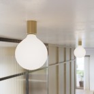Aplique de metal con bombilla globo efecto porcelana