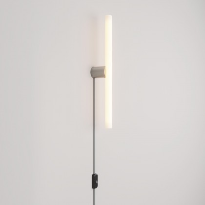 Lámpara con enchufe, acabado metálico y bombilla LED lineal S14d