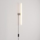 Lámpara con enchufe, acabado metálico y bombilla LED lineal S14d