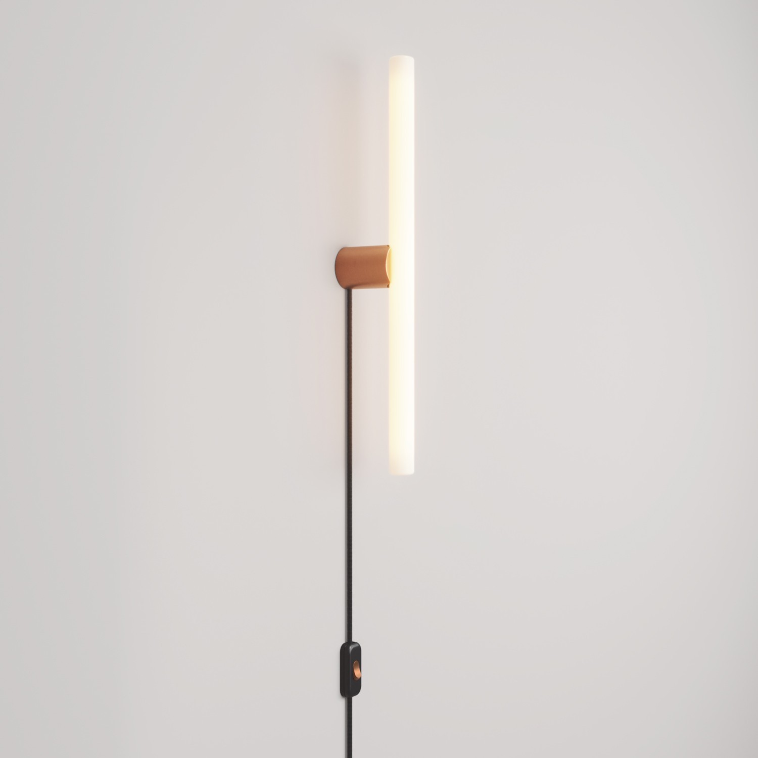 Lámpara con enchufe, acabado metálico y bombilla LED lineal S14d