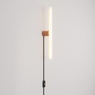 Lámpara con enchufe, acabado metálico y bombilla LED lineal S14d
