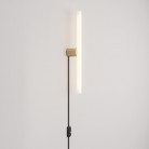 Lámpara con enchufe, acabado metálico y bombilla LED lineal S14d