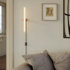Lámpara con enchufe, acabado metálico y bombilla LED lineal S14d