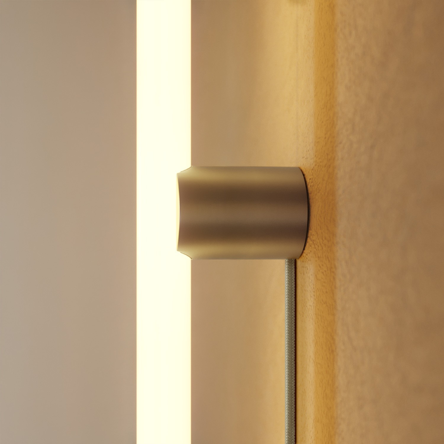 Lámpara con enchufe, acabado metálico y bombilla LED lineal S14d