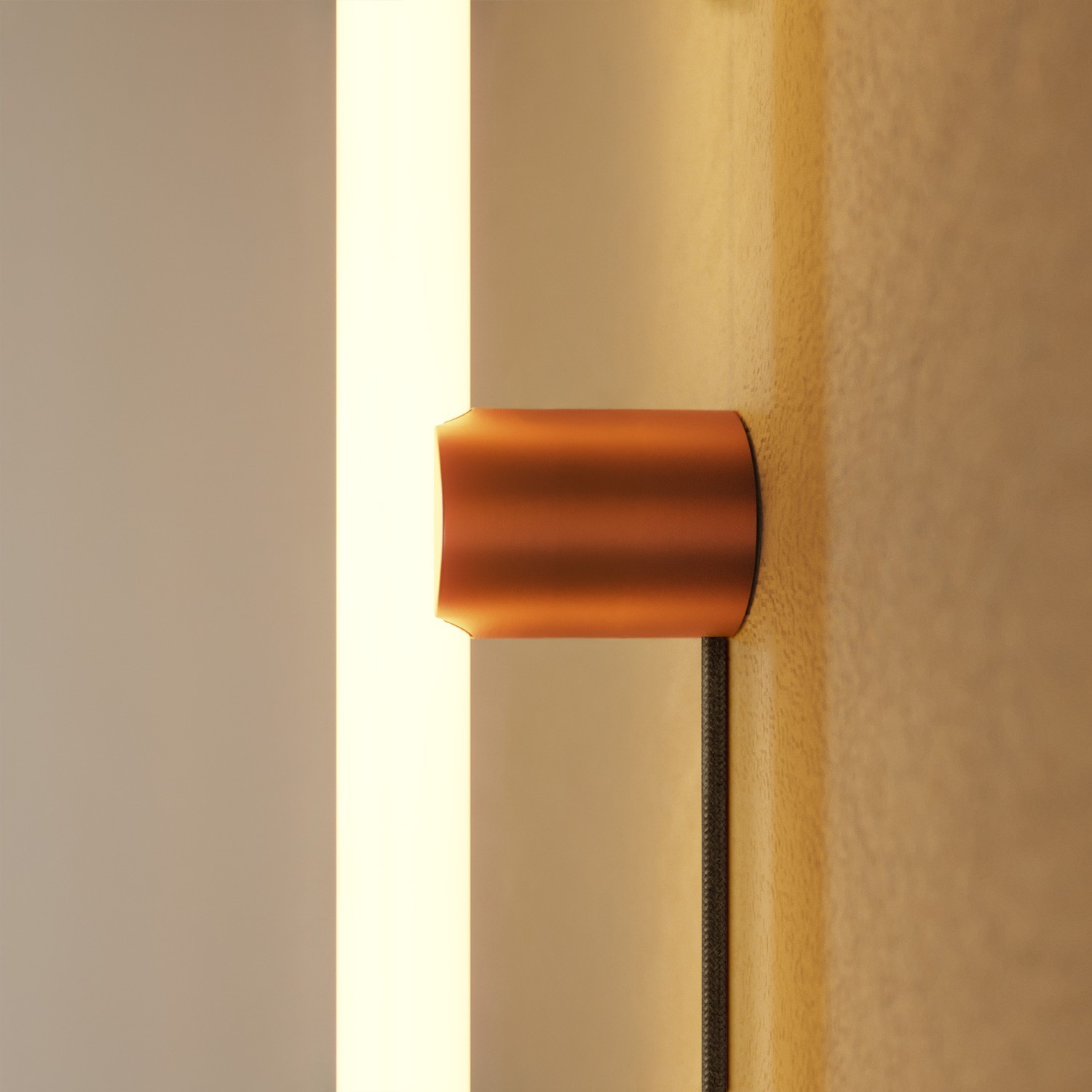 Lámpara con enchufe, acabado metálico y bombilla LED lineal S14d