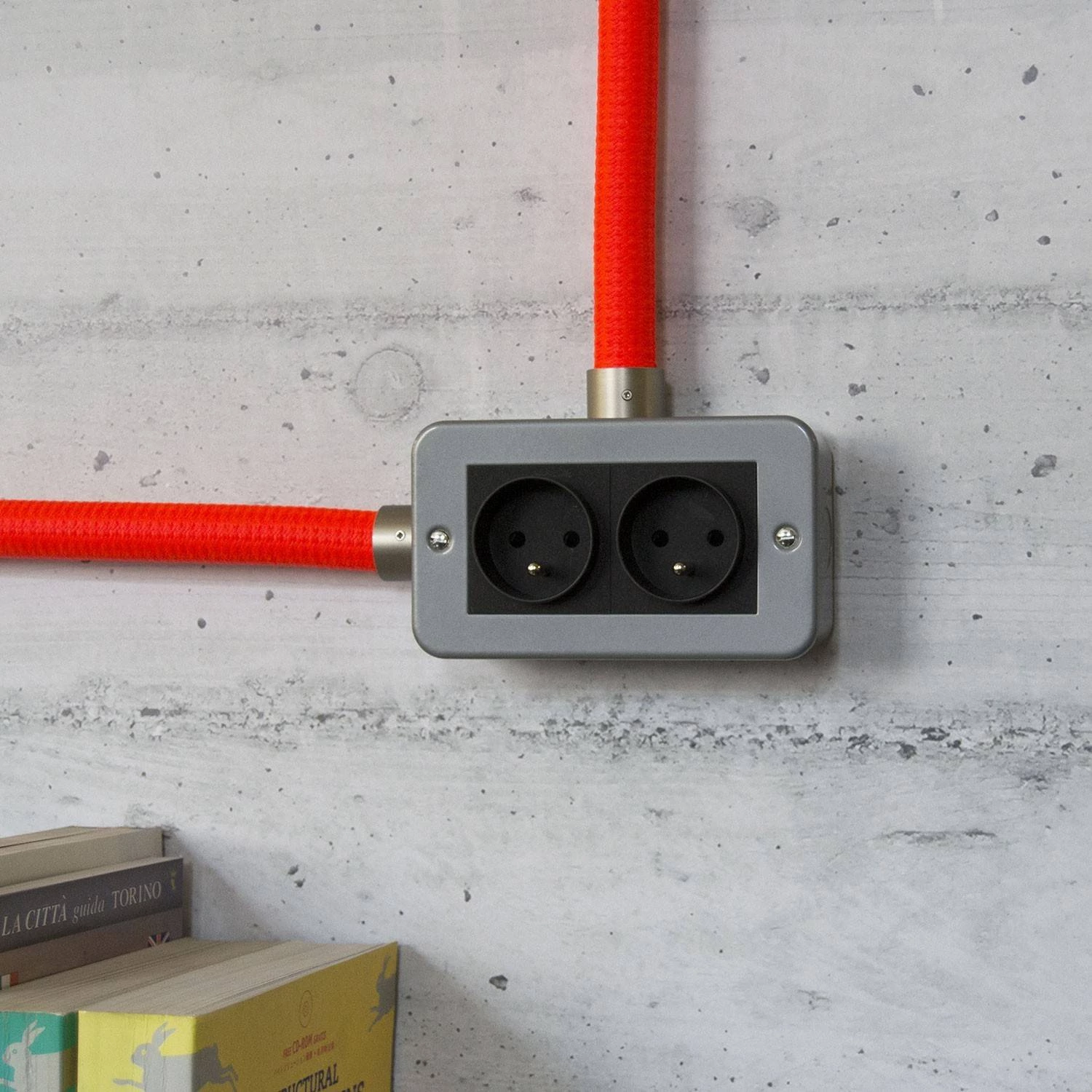 Caja de pared con doble enchufe francés en metal