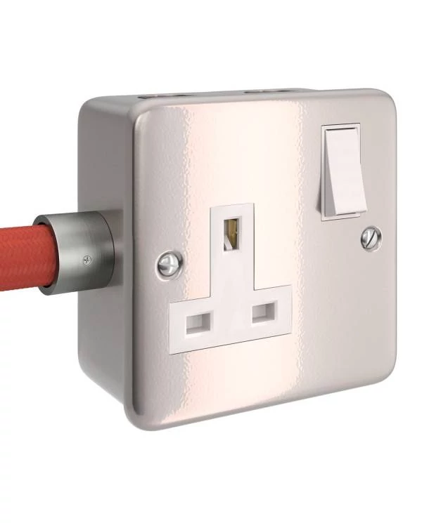 Caja de pared de metal con enchufe de encendido / apagado UK